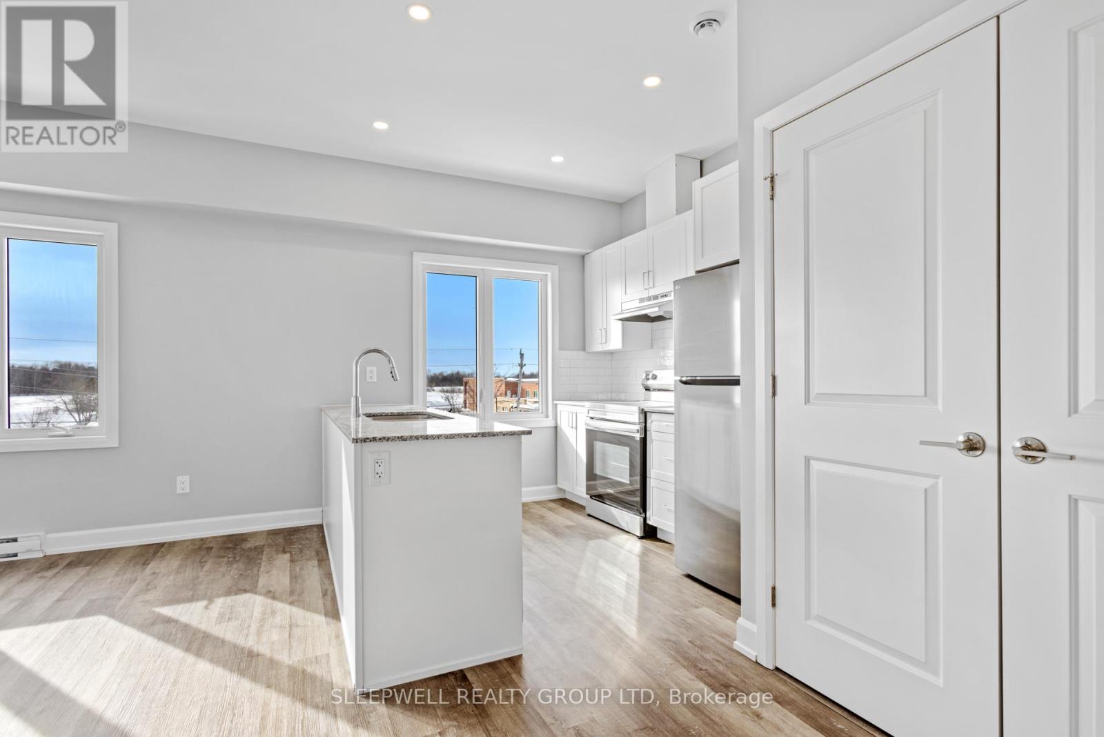 305 - 979 NORTH RUSSELL ROAD