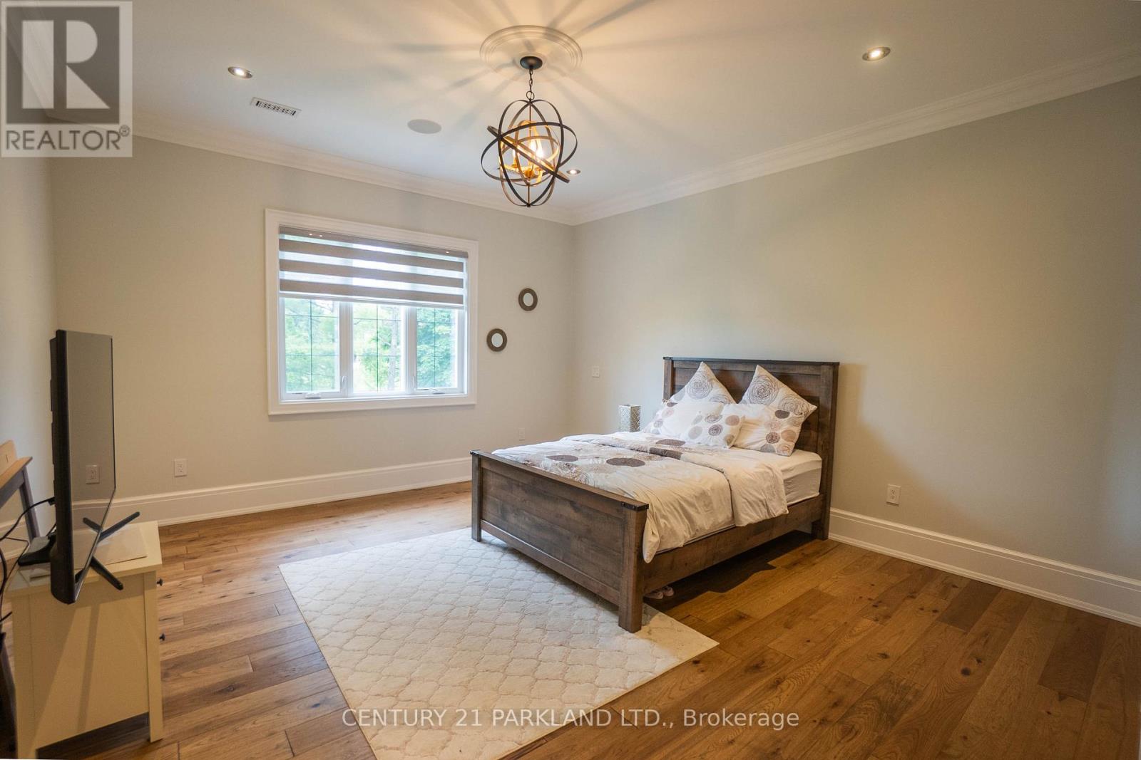 12 HOLLYWOOD CRESCENT - 34