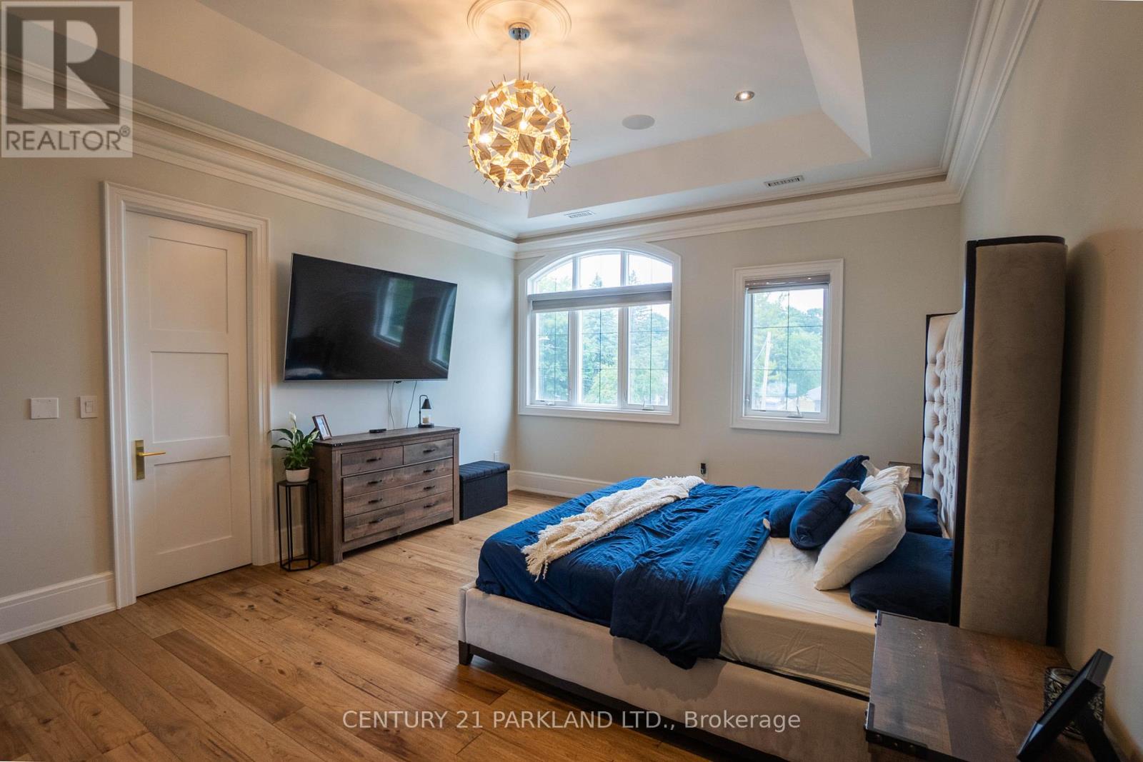 12 HOLLYWOOD CRESCENT - 22