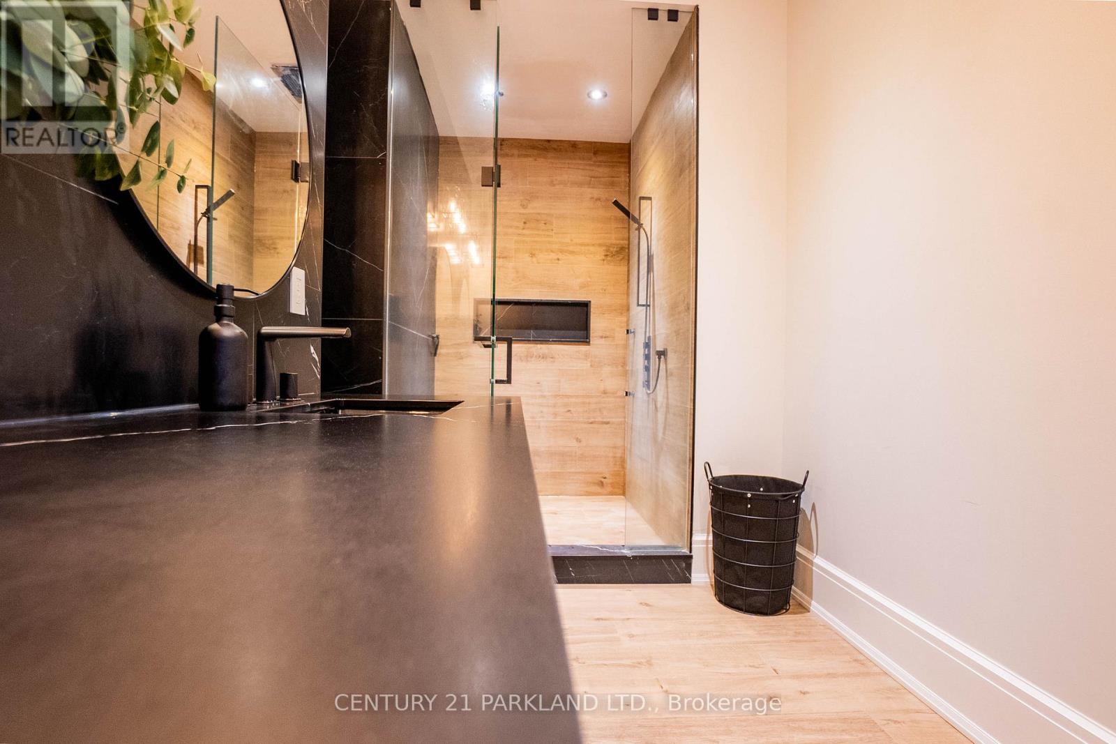 12 HOLLYWOOD CRESCENT - 26