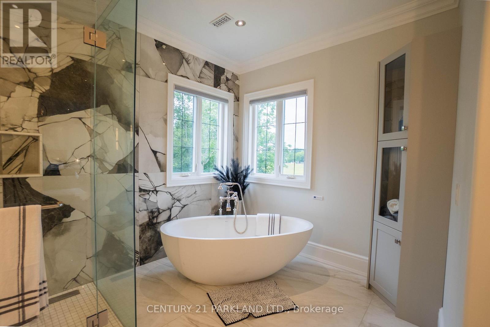 12 HOLLYWOOD CRESCENT - 32