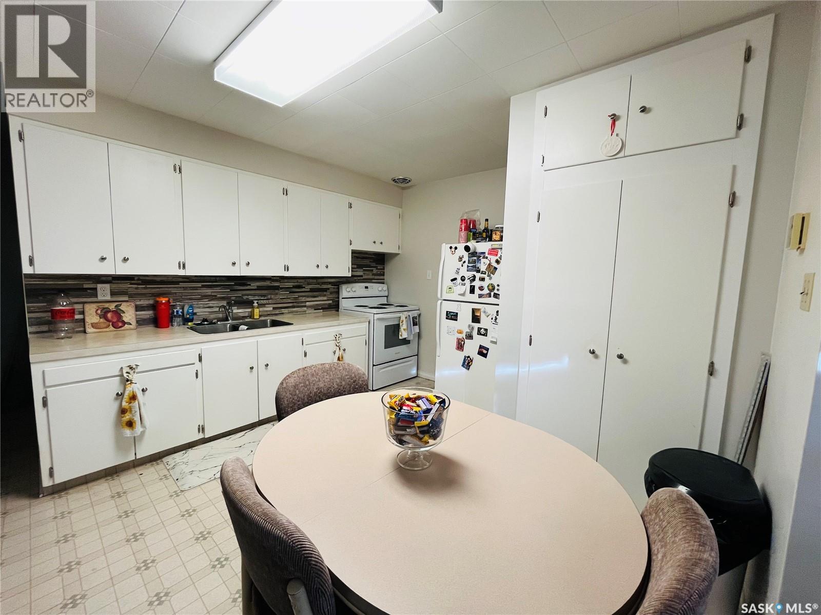 335 Chaplin STREET W - 5