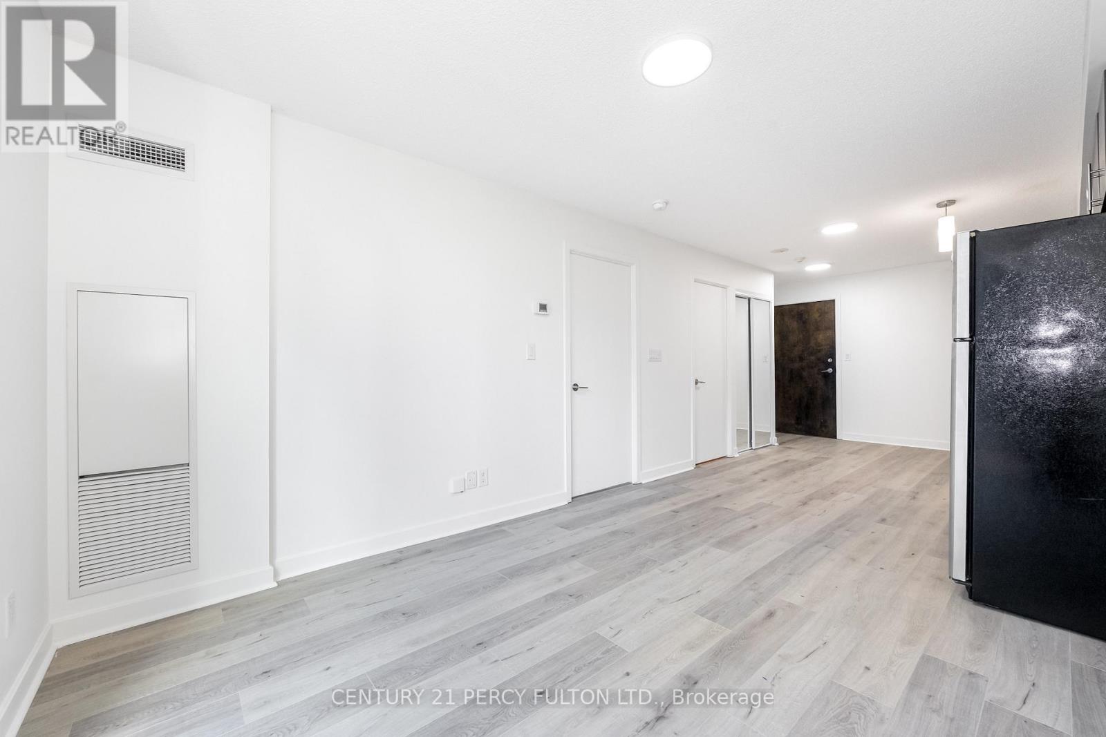 #703 18 HARBOUR STREET - 11
