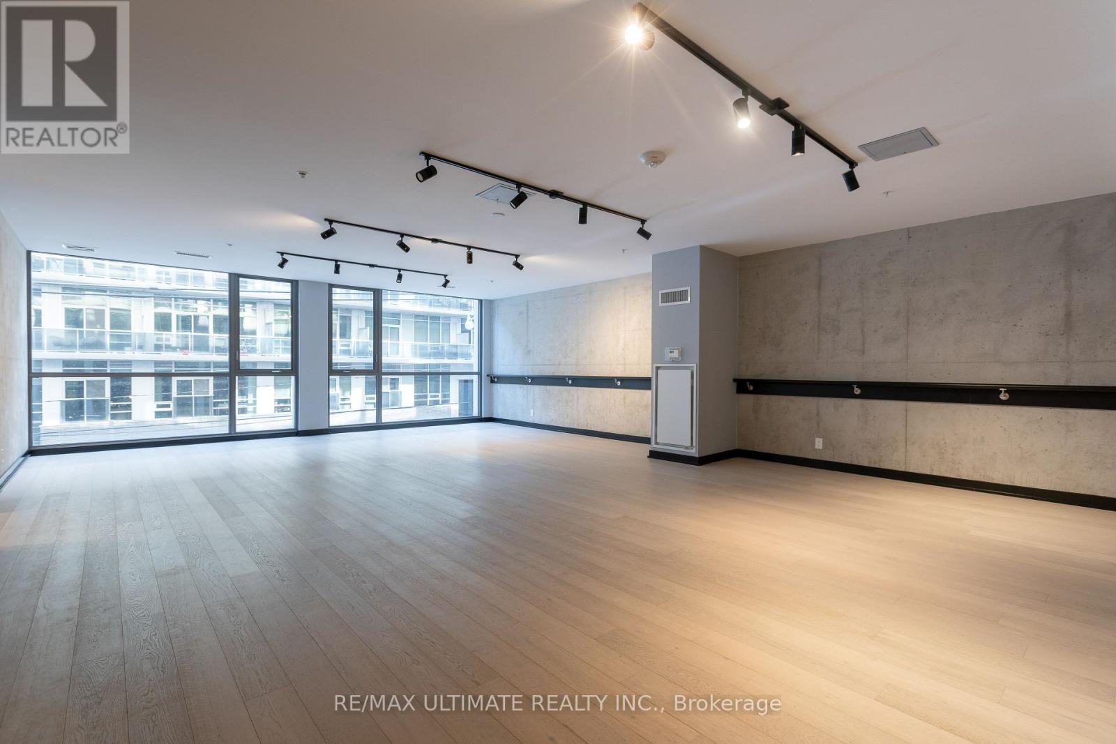 206 - 39 BRANT STREET