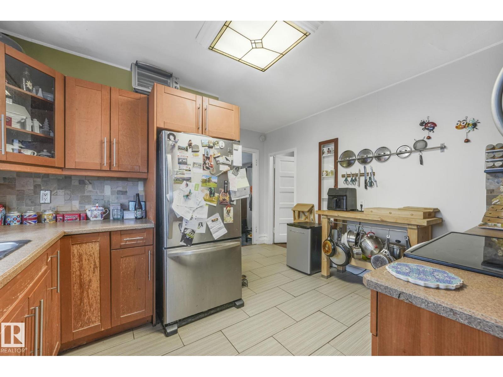 10516 63 AV NW - 18