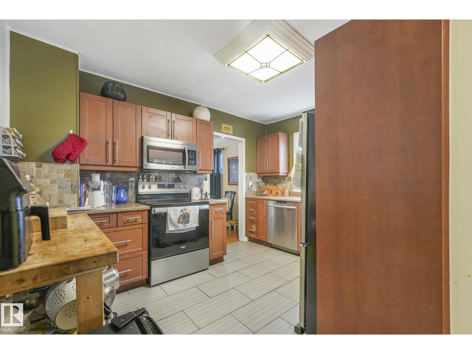 10516 63 AV NW - 17