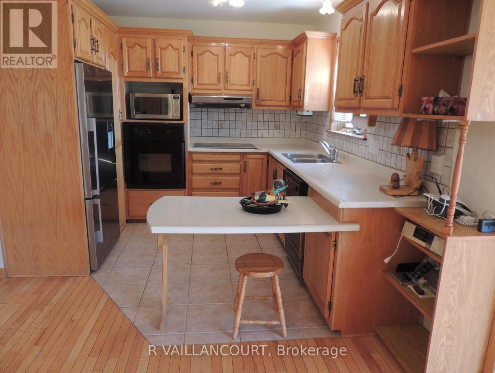 #A & B 46 WILLIAM STREET E - 9