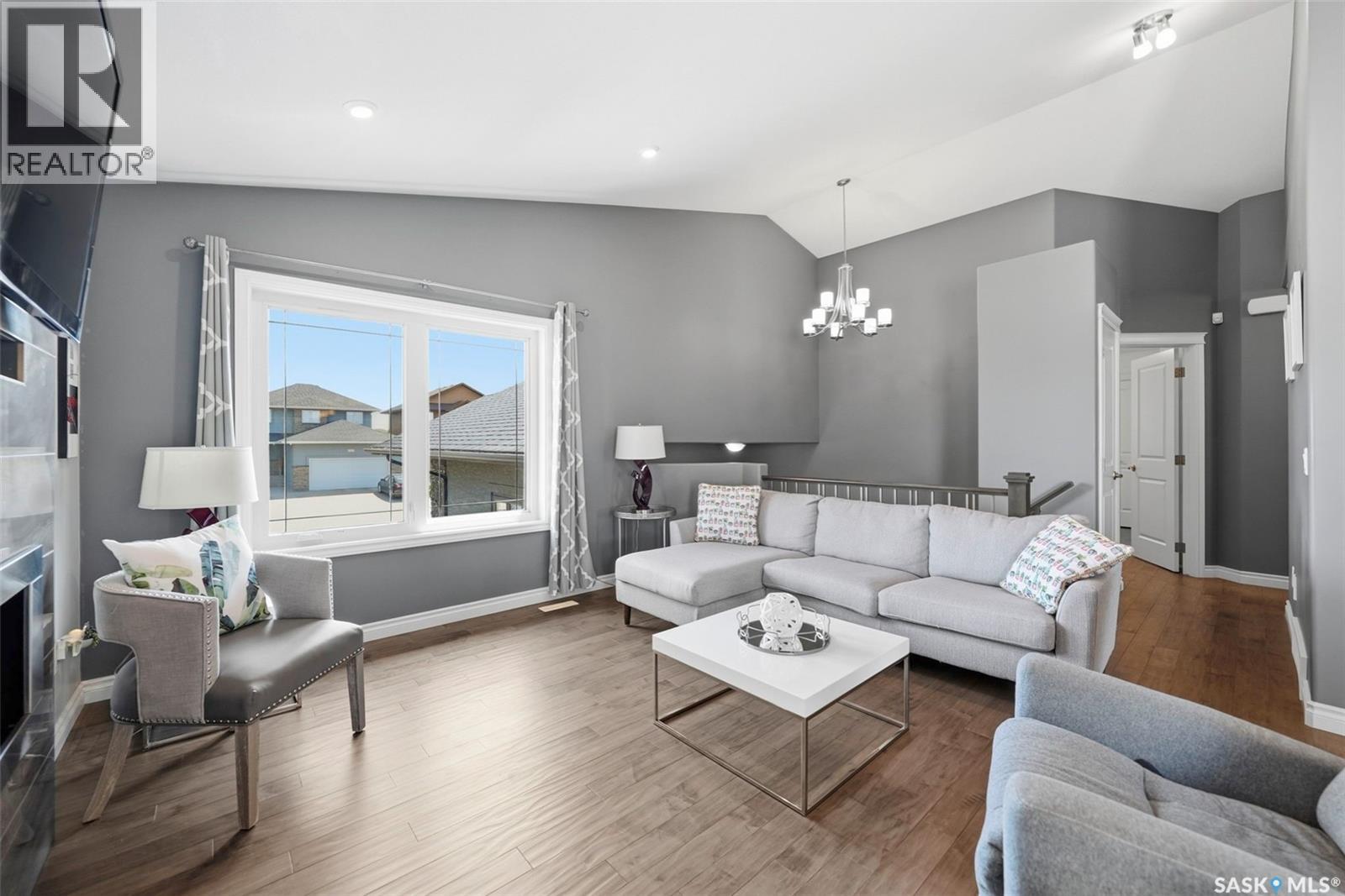 711 Sutter CRESCENT - Image 3
