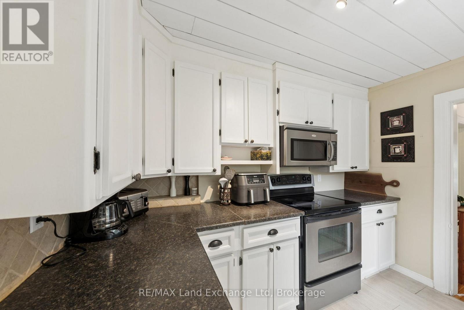 836 VICTORIA STREET - 19