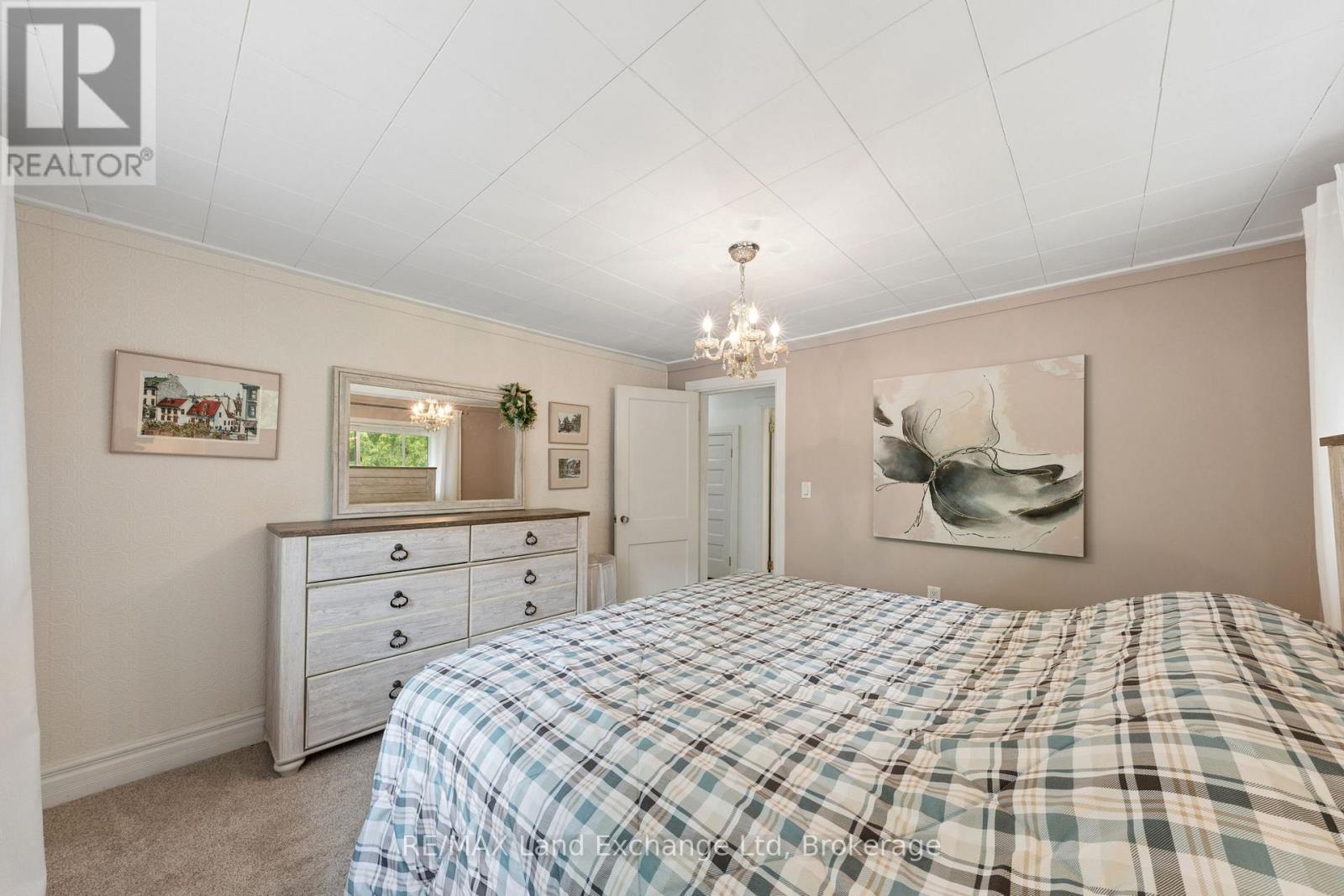836 VICTORIA STREET - 22
