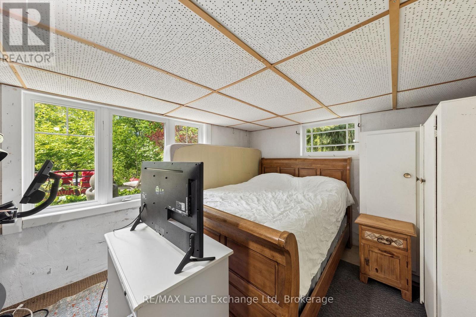 836 VICTORIA STREET - 32