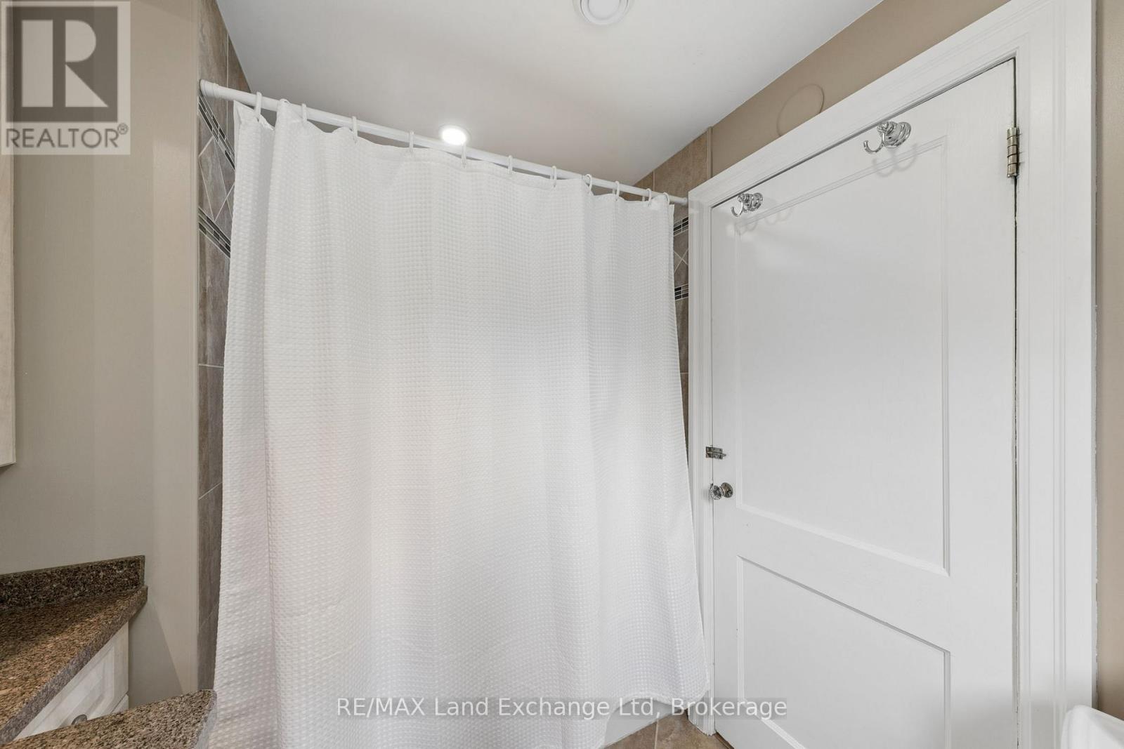 836 VICTORIA STREET - 25