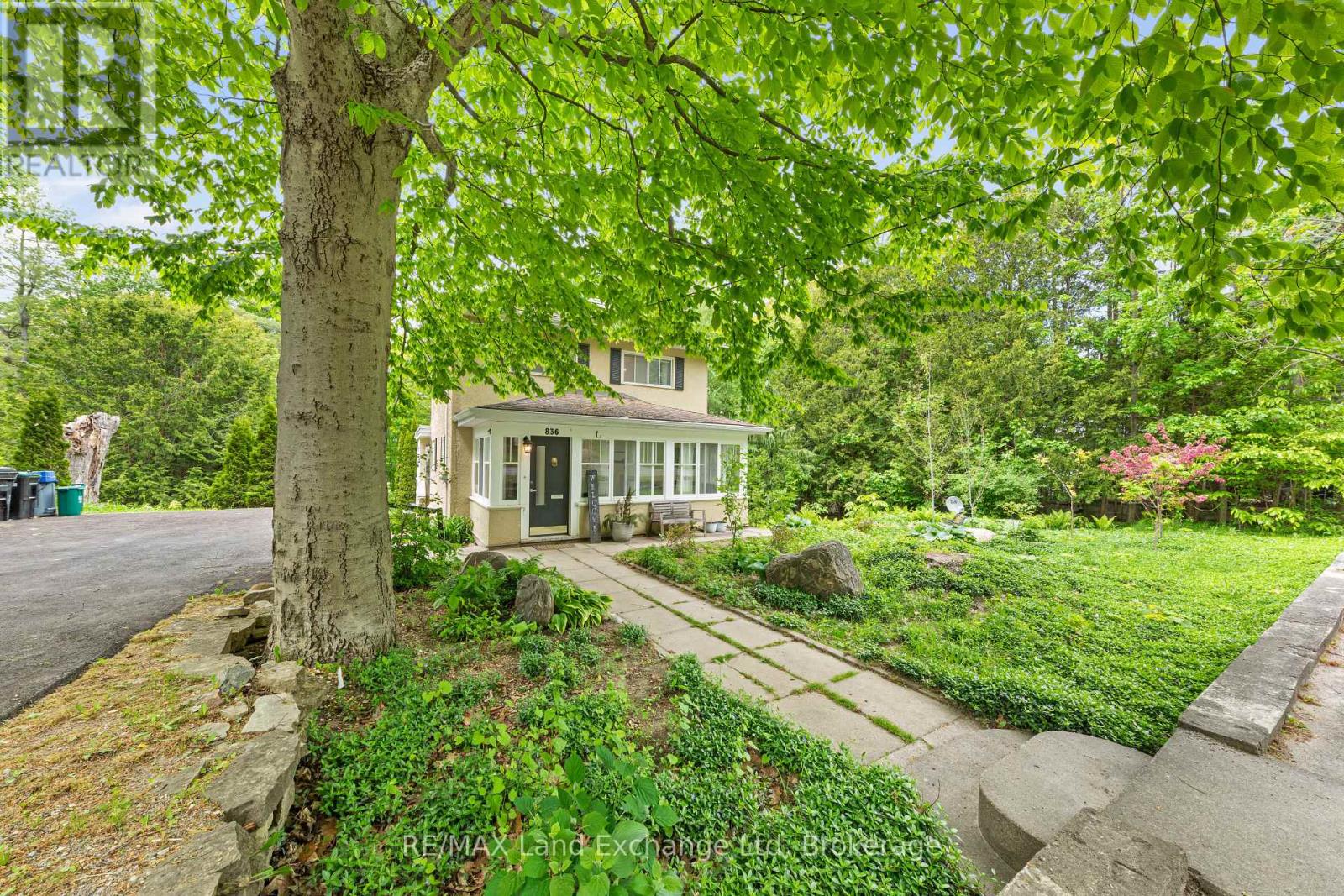 836 VICTORIA STREET - 4