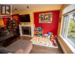 Kitchen - 302d 1115 Craigflower Rd, Esquimalt, BC V9A7R1 Photo 8