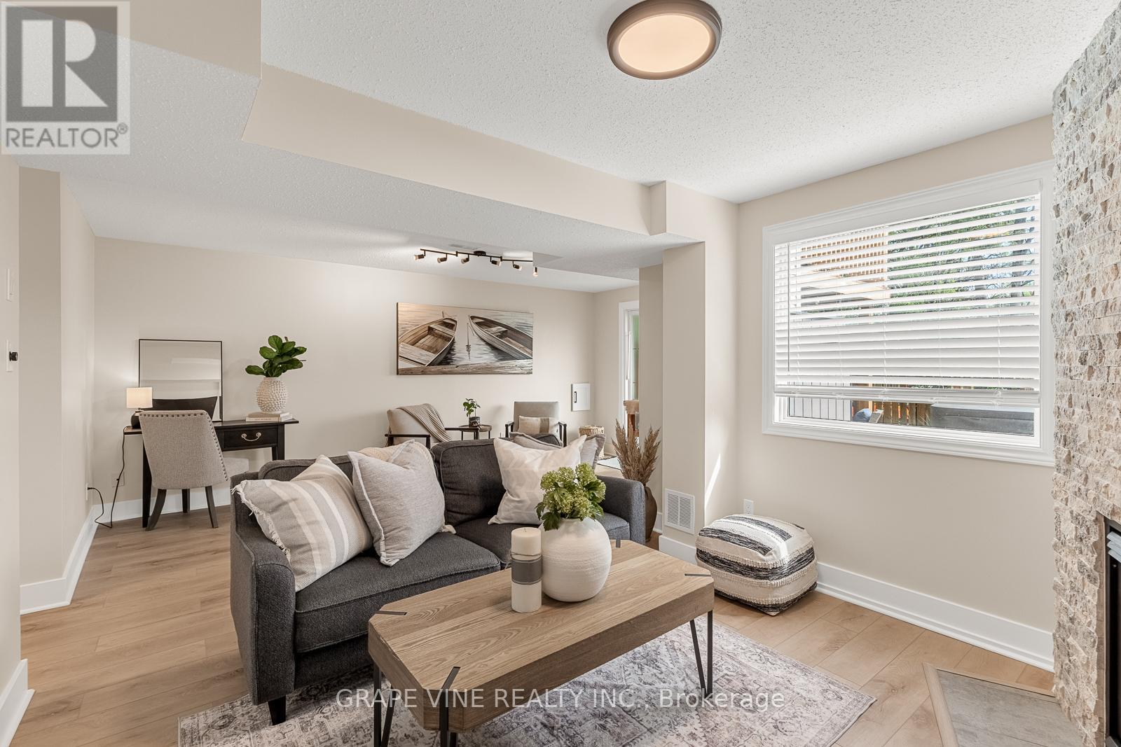 27 RAVENSCROFT COURT - 32