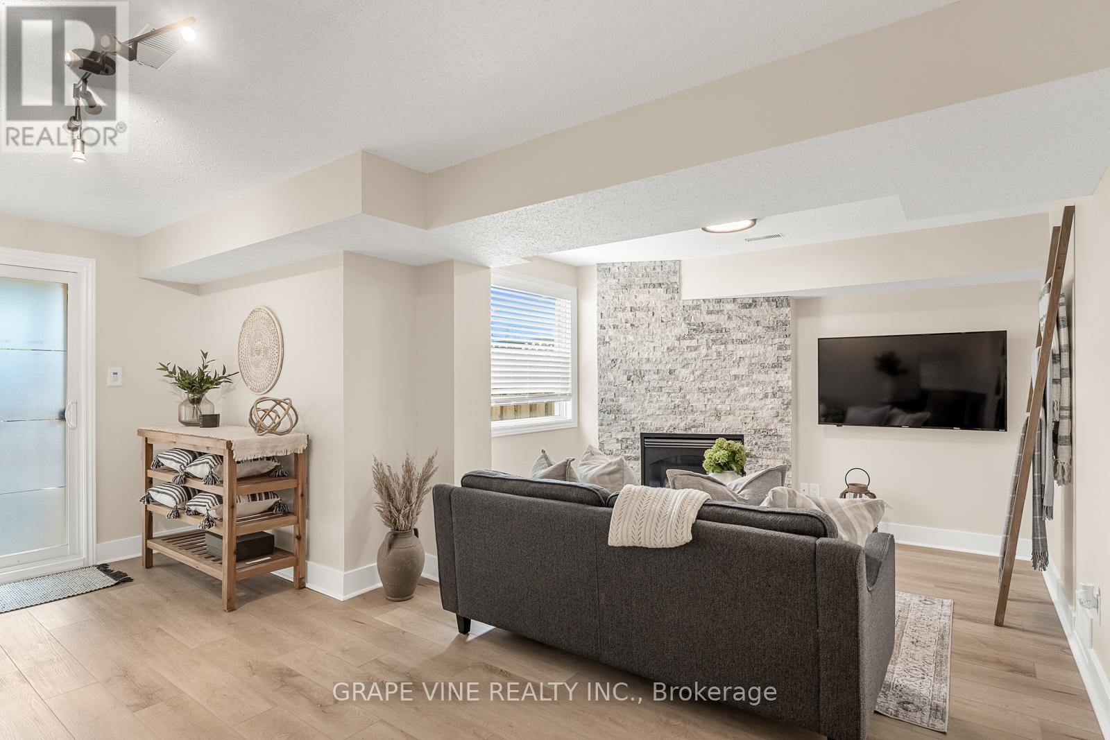 27 RAVENSCROFT COURT - 34