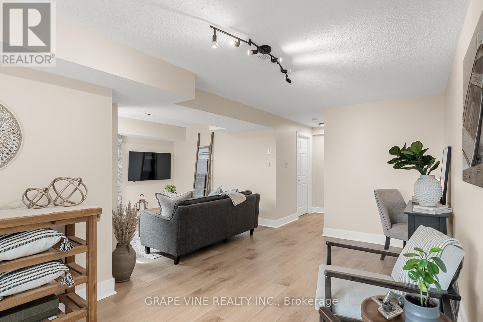 27 RAVENSCROFT COURT - 35