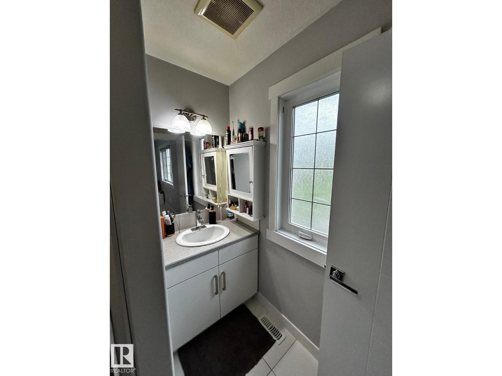 1868 30 St NW NW photo 3 — MLS® E4491040