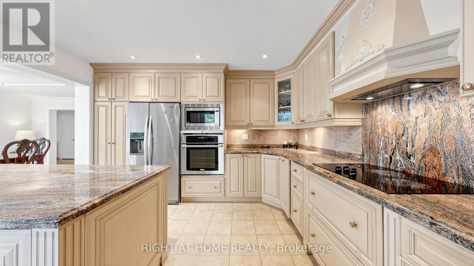 27 CARRIAGE LANE - 13
