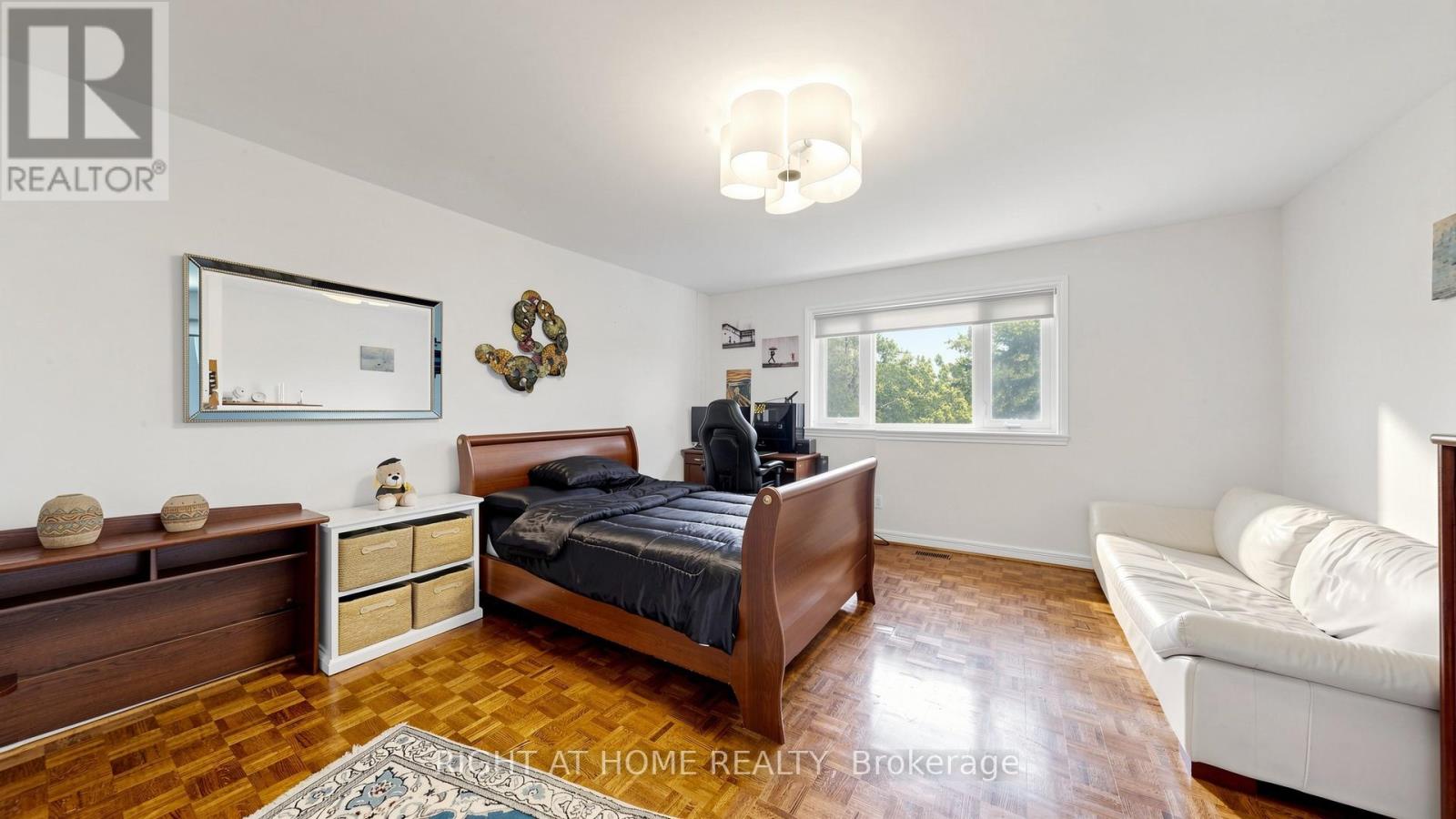 27 CARRIAGE LANE - 31