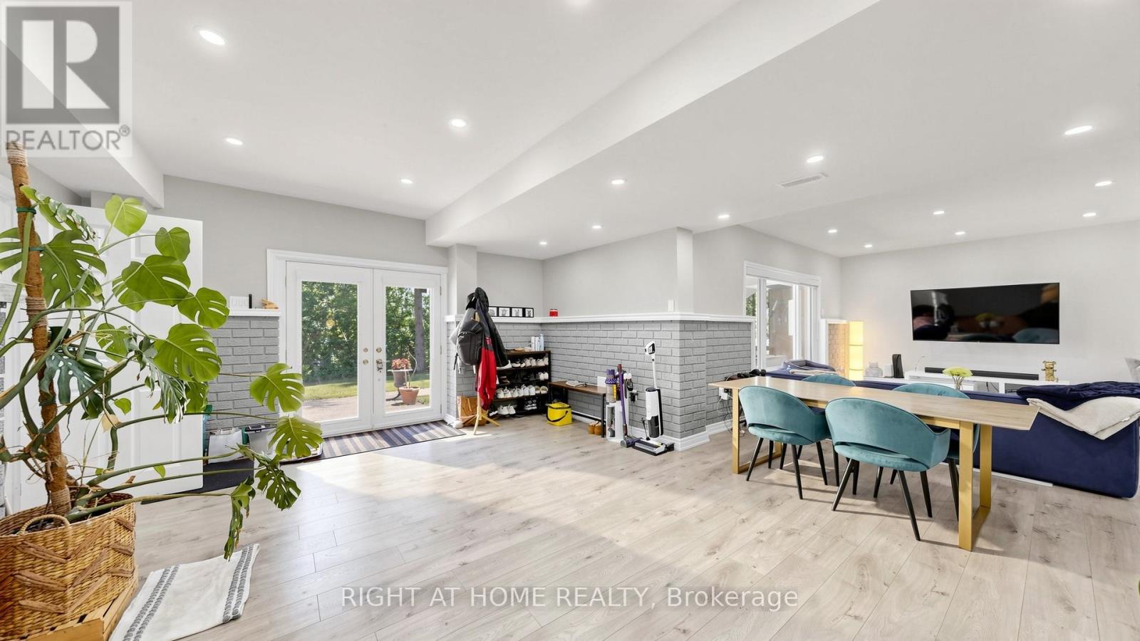 27 CARRIAGE LANE - 36