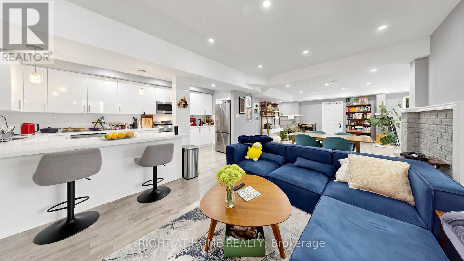 27 CARRIAGE LANE - 37
