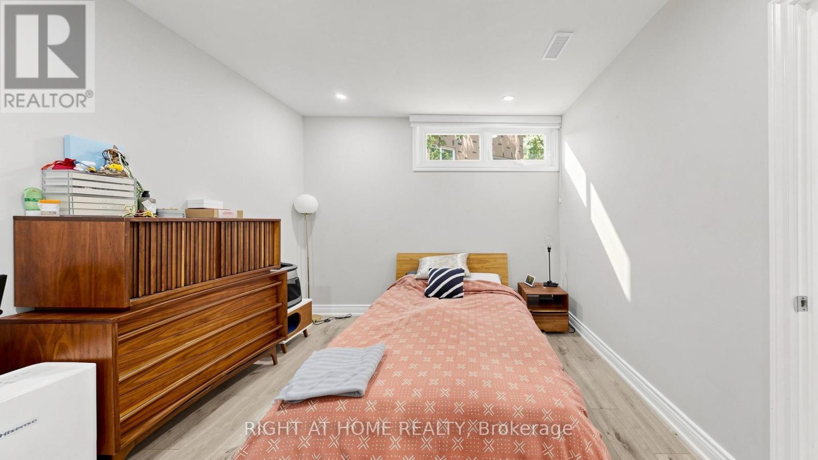 27 CARRIAGE LANE - 40