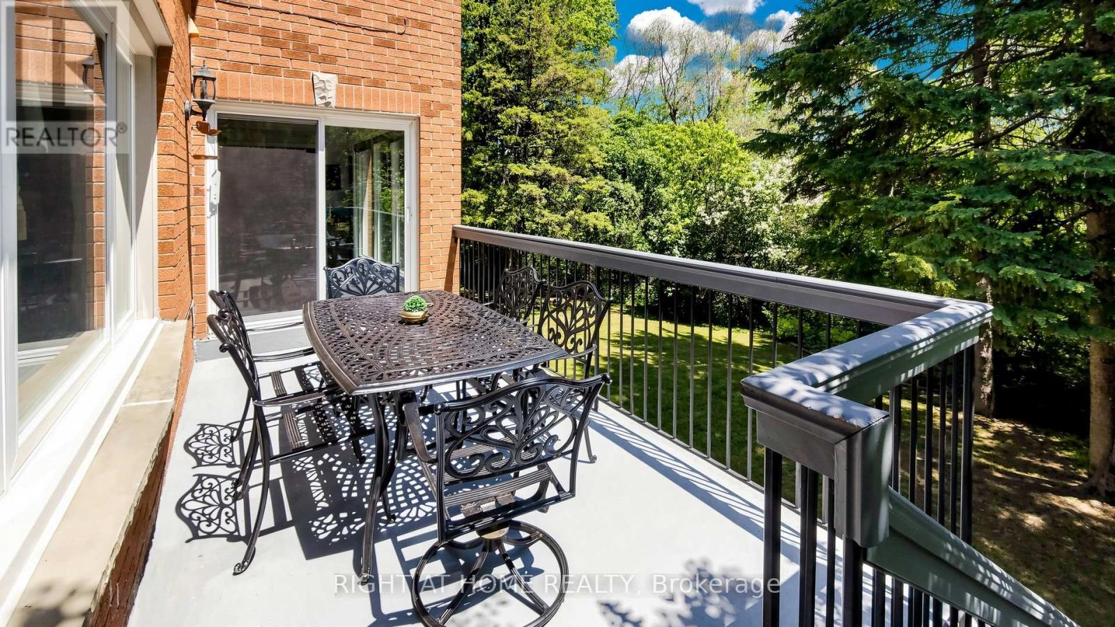 27 CARRIAGE LANE - 44