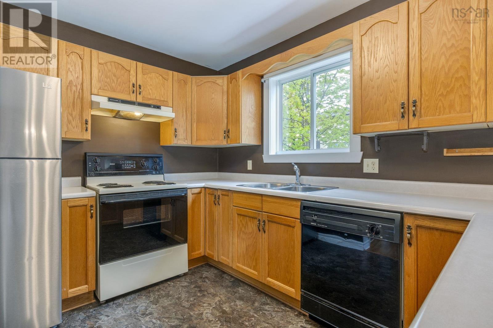Property 14 of 41 of 124 Waterwheel Crescent
