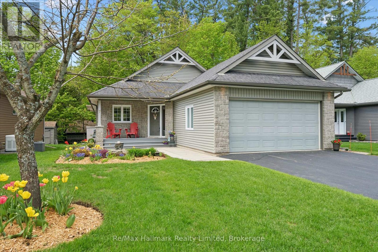 7 STONEHENGE COURT - 1