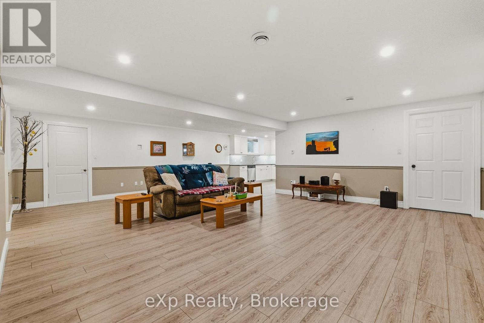 100 HARRIS CRESCENT - Image 29