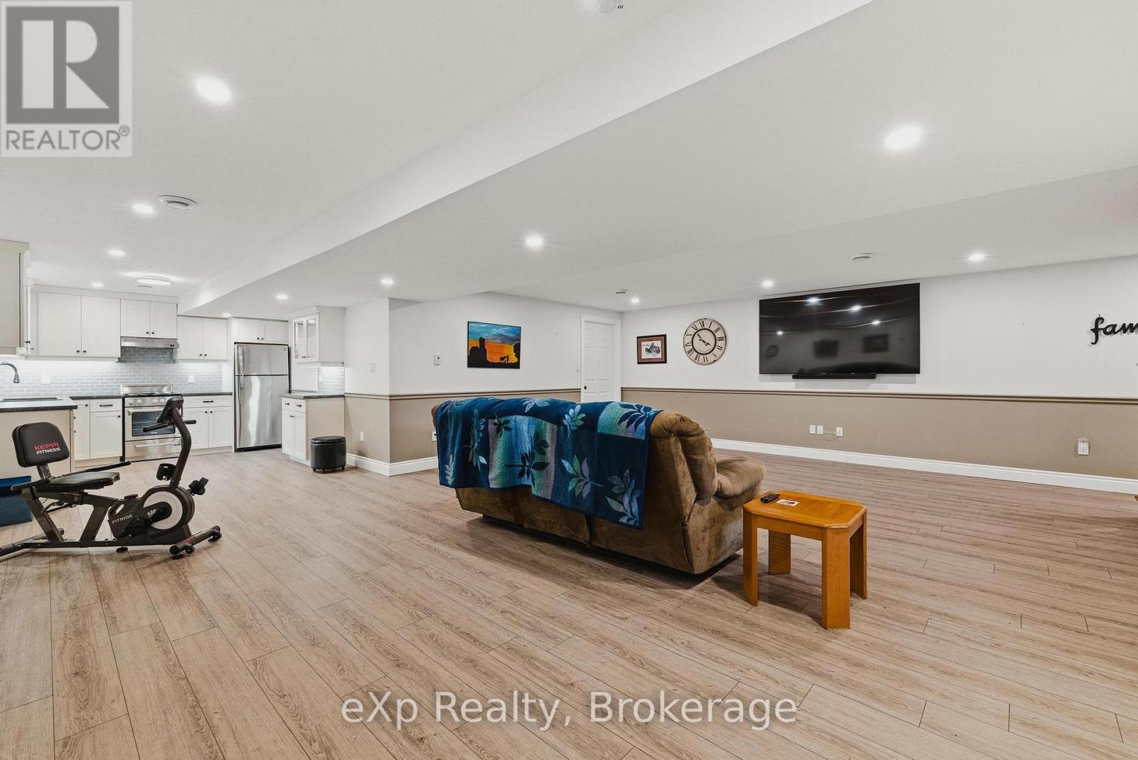 100 HARRIS CRESCENT - Image 30