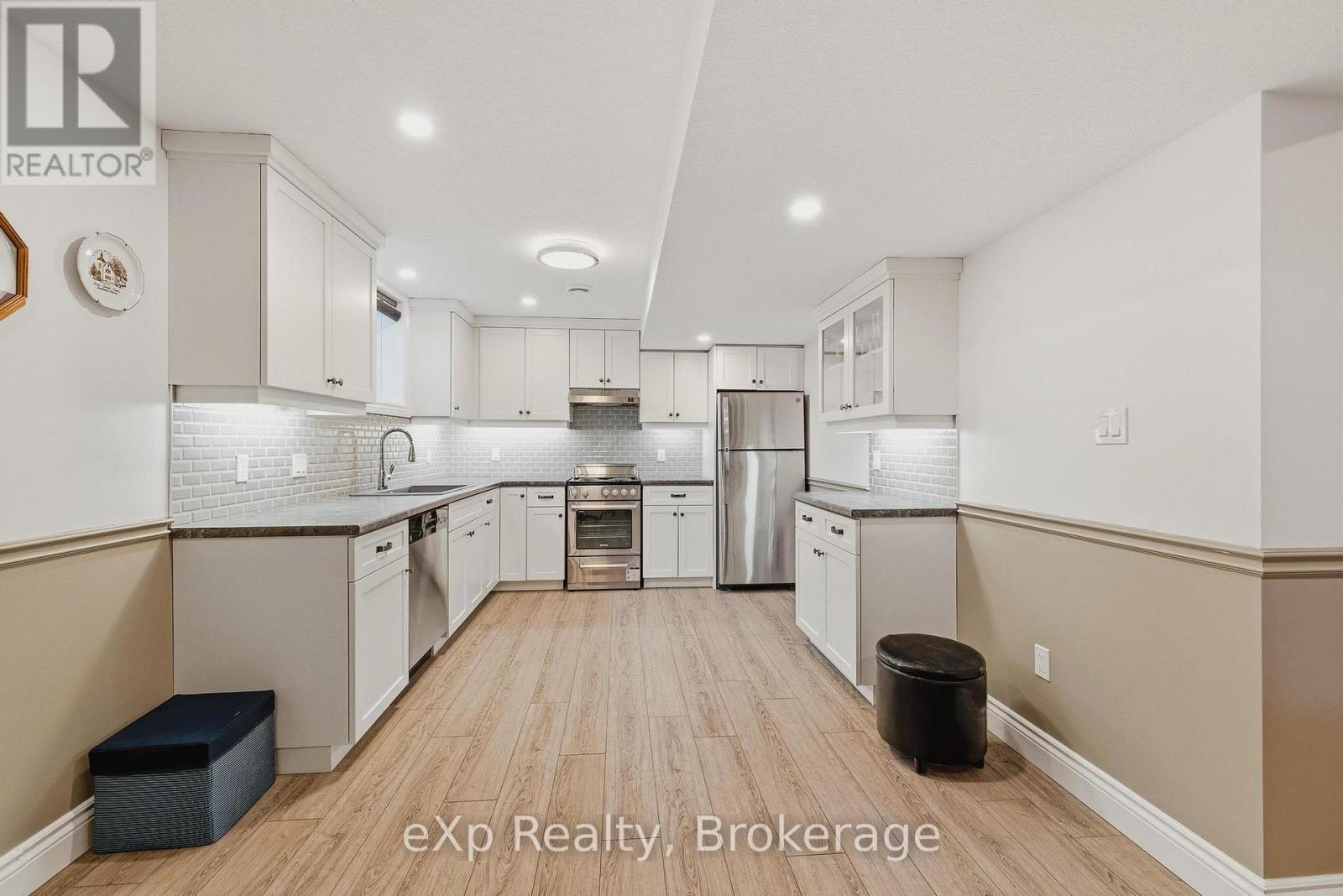 100 HARRIS CRESCENT - Image 31