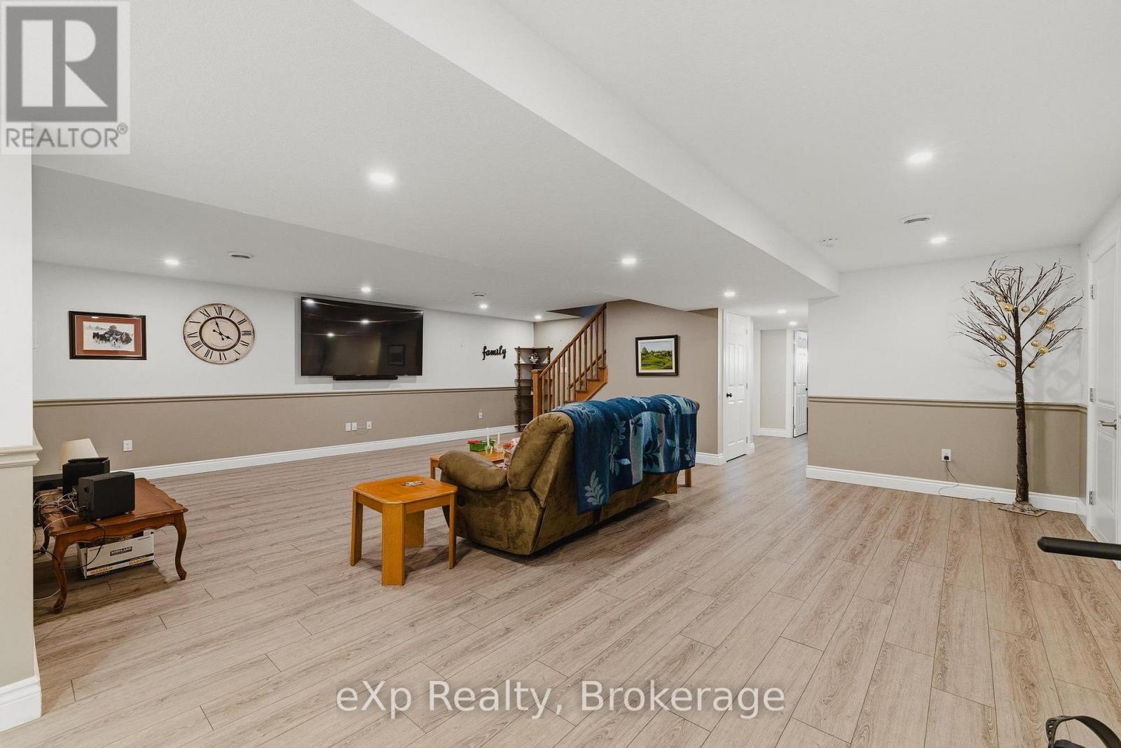 100 HARRIS CRESCENT - Image 32