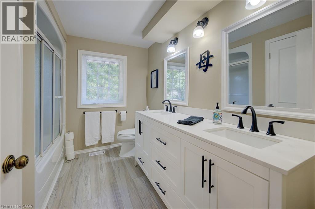 60 HUNTLEY Crescent - 30