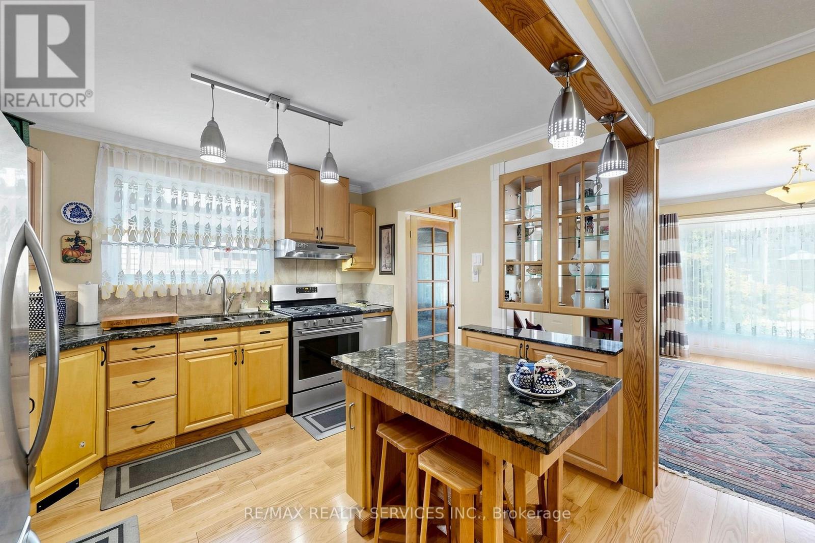 36 GLENVALE BOULEVARD - 17
