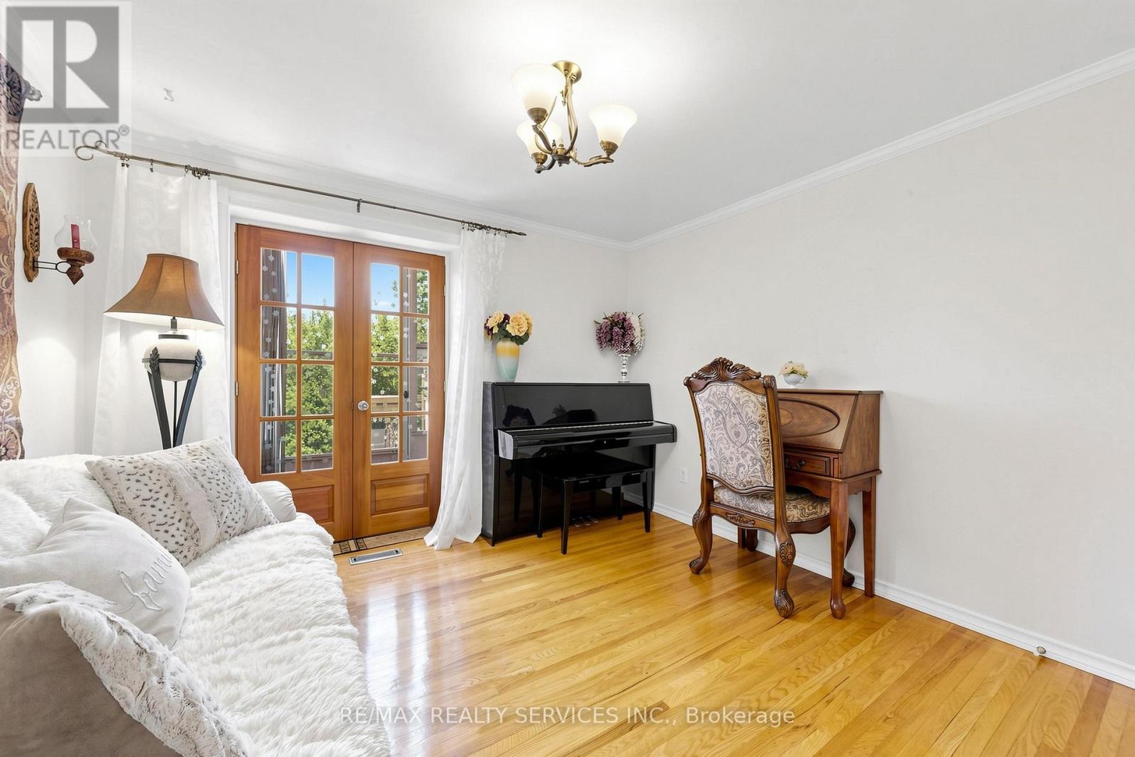 36 GLENVALE BOULEVARD - 32