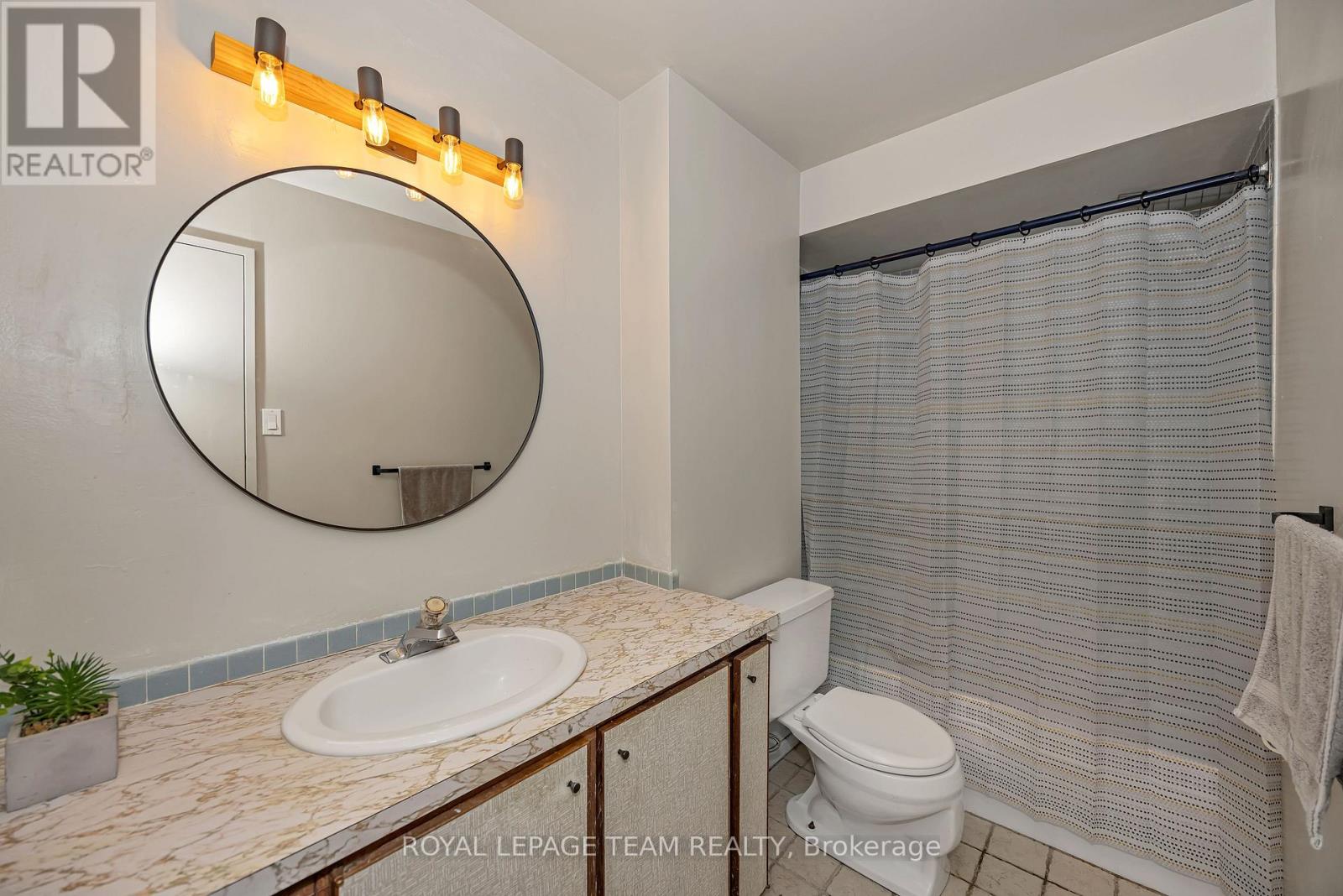 #707 20 CHESTERTON DRIVE - 23