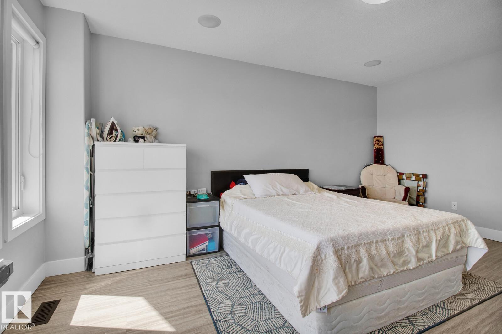 #29 13215 153 AV NW - 24