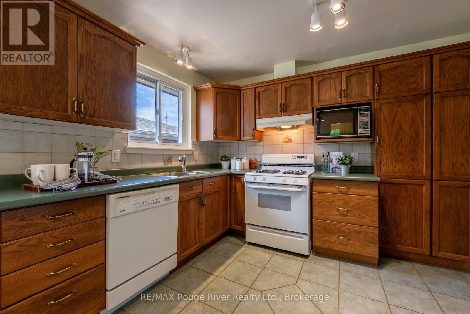538 WILLOW CRESCENT - 15