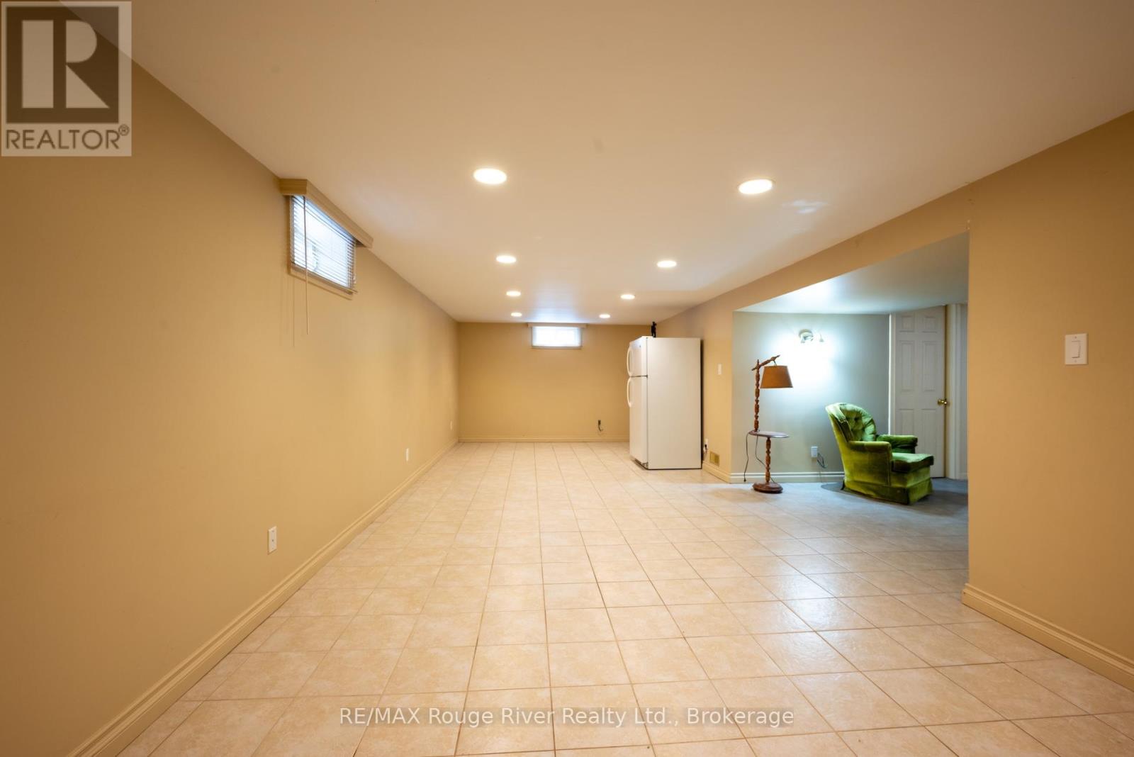 538 WILLOW CRESCENT - 24