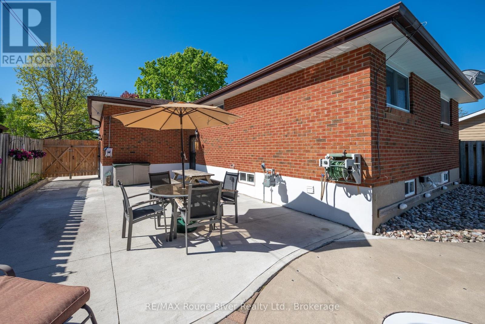 538 WILLOW CRESCENT