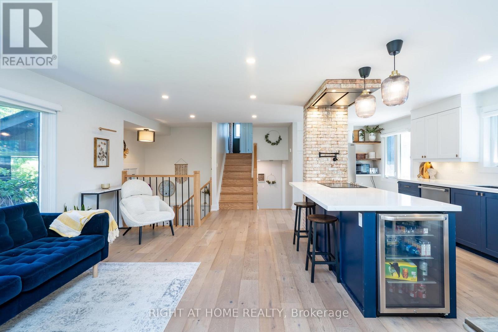 45 IRWIN CRESCENT - 11