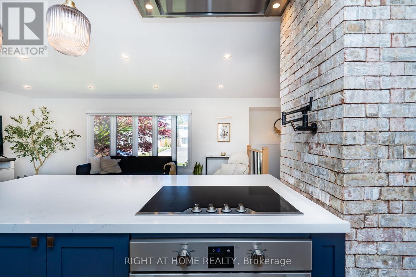 45 IRWIN CRESCENT - 13