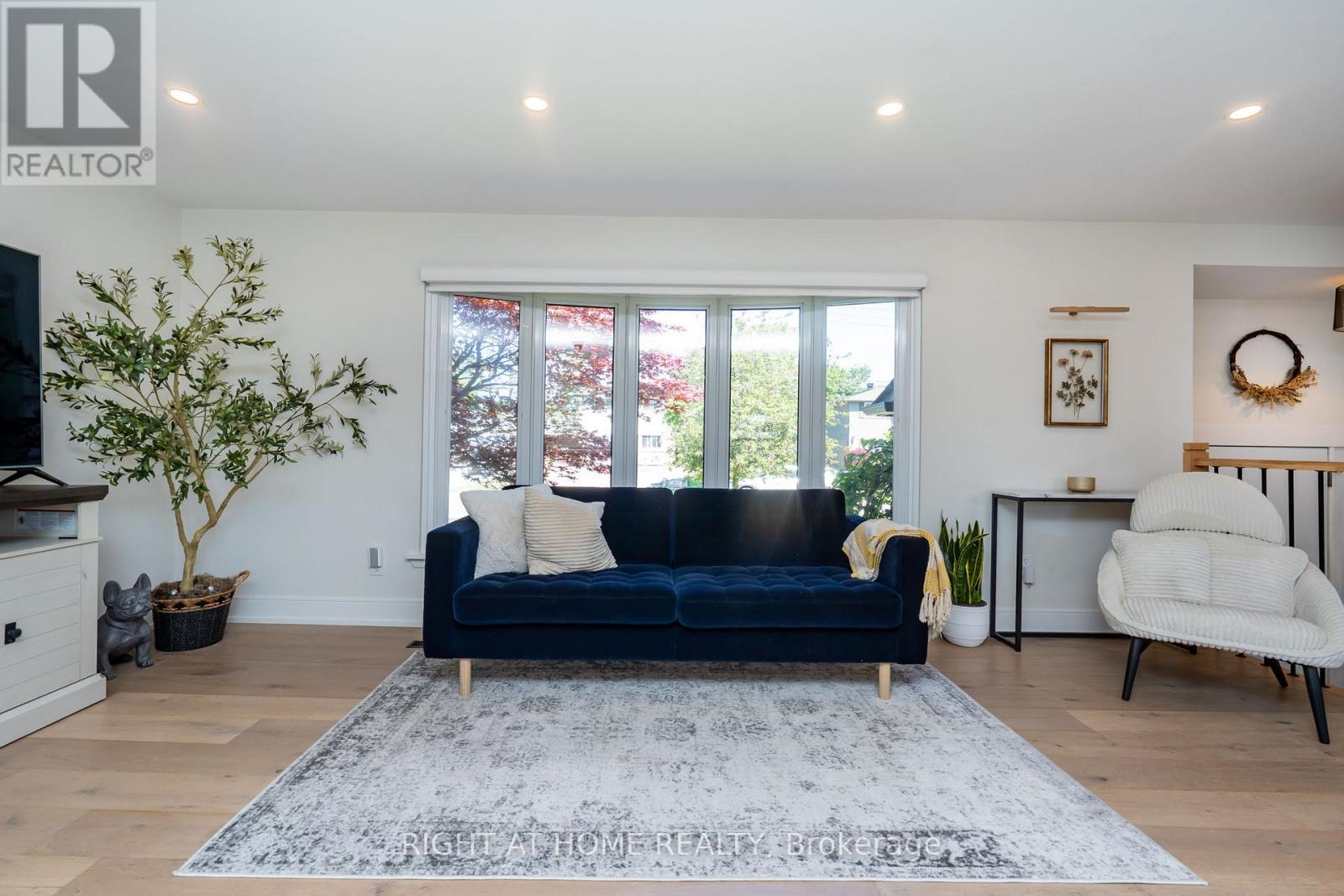 45 IRWIN CRESCENT - 8
