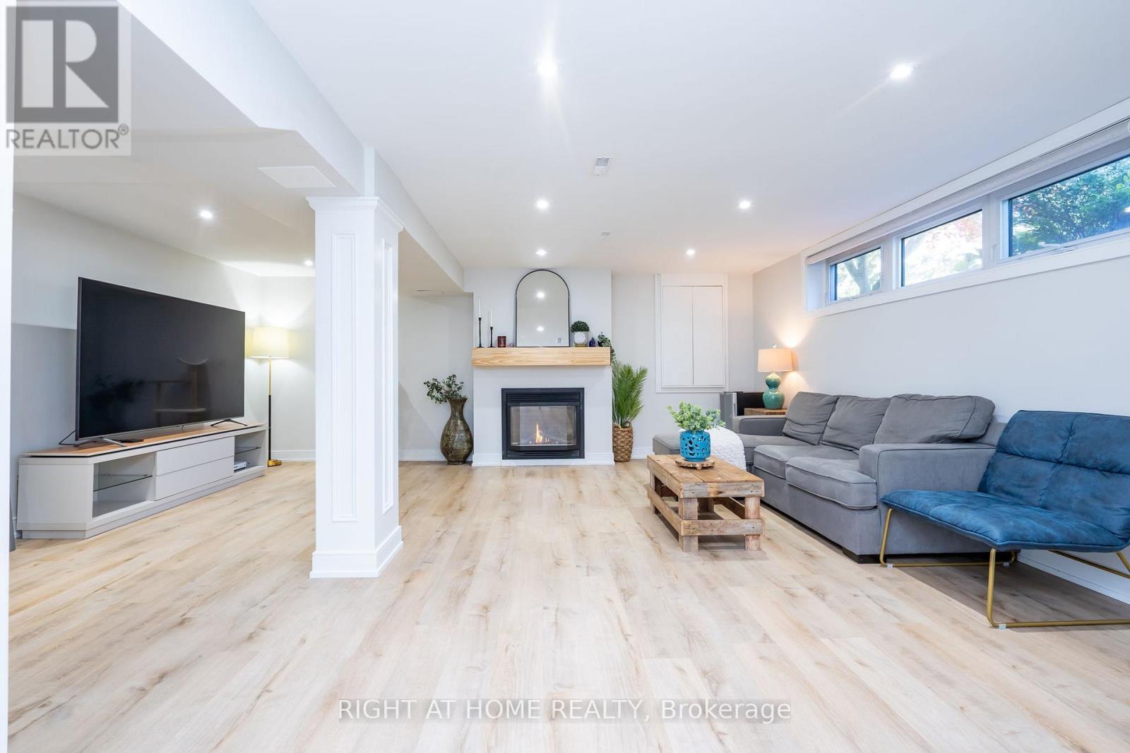 45 IRWIN CRESCENT - 30