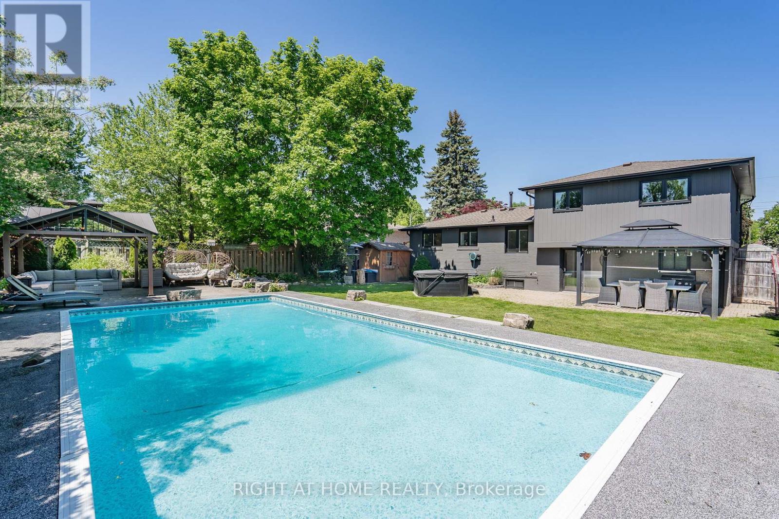 45 IRWIN CRESCENT - 38