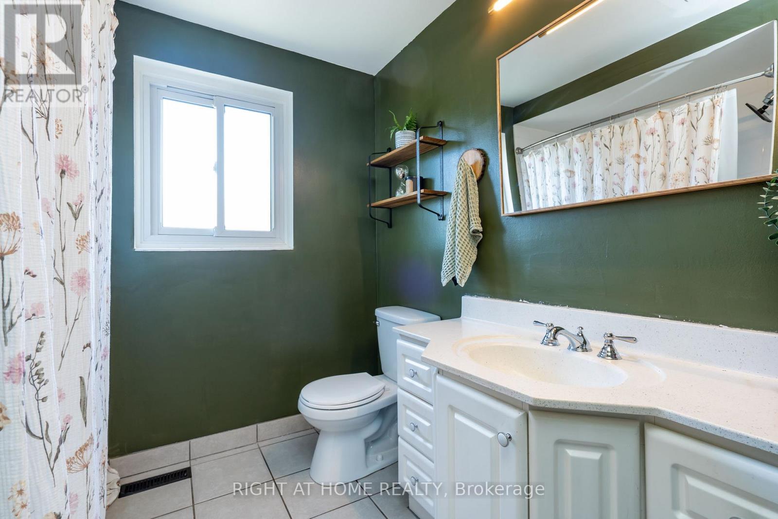 45 IRWIN CRESCENT - 21