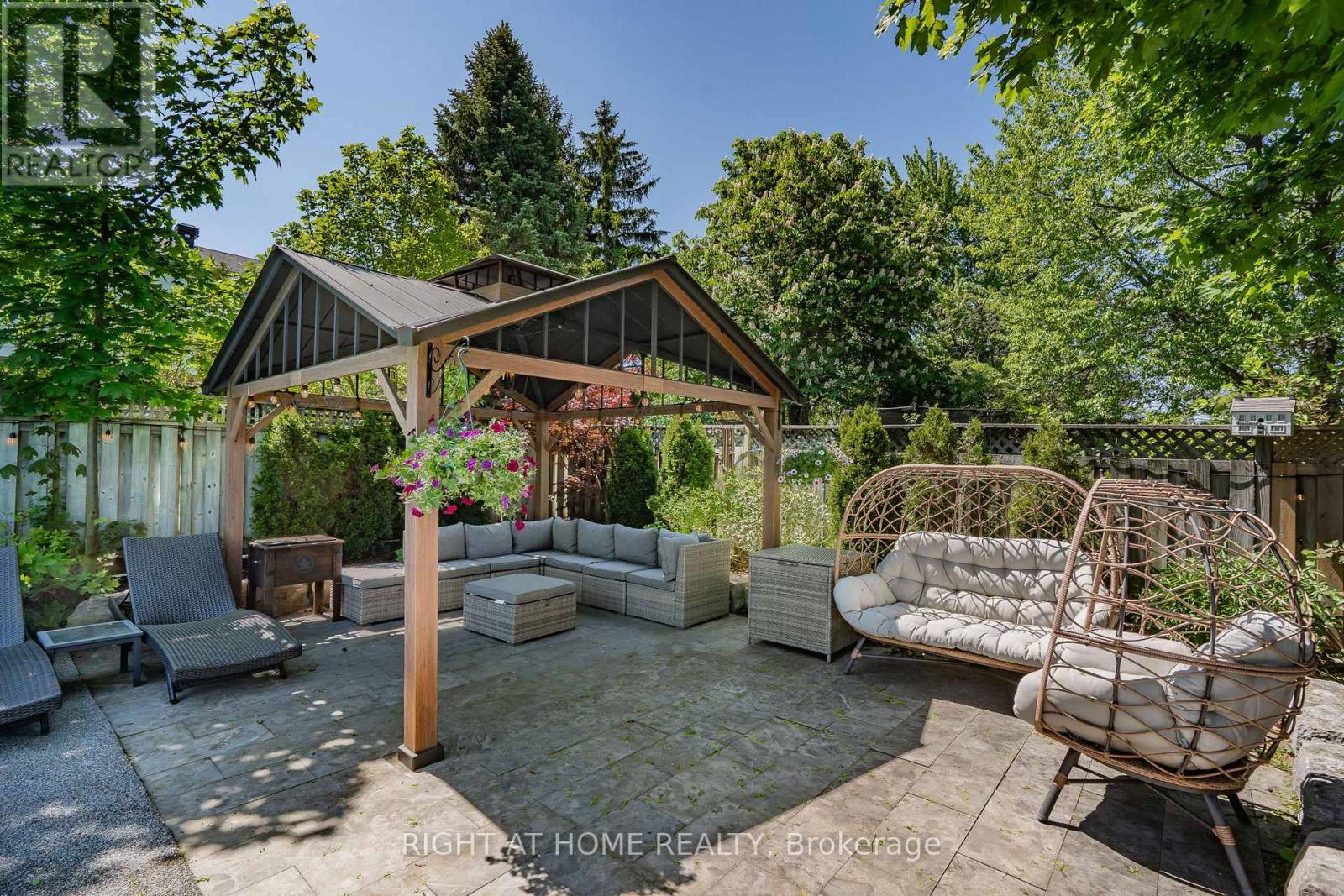 45 IRWIN CRESCENT - 35