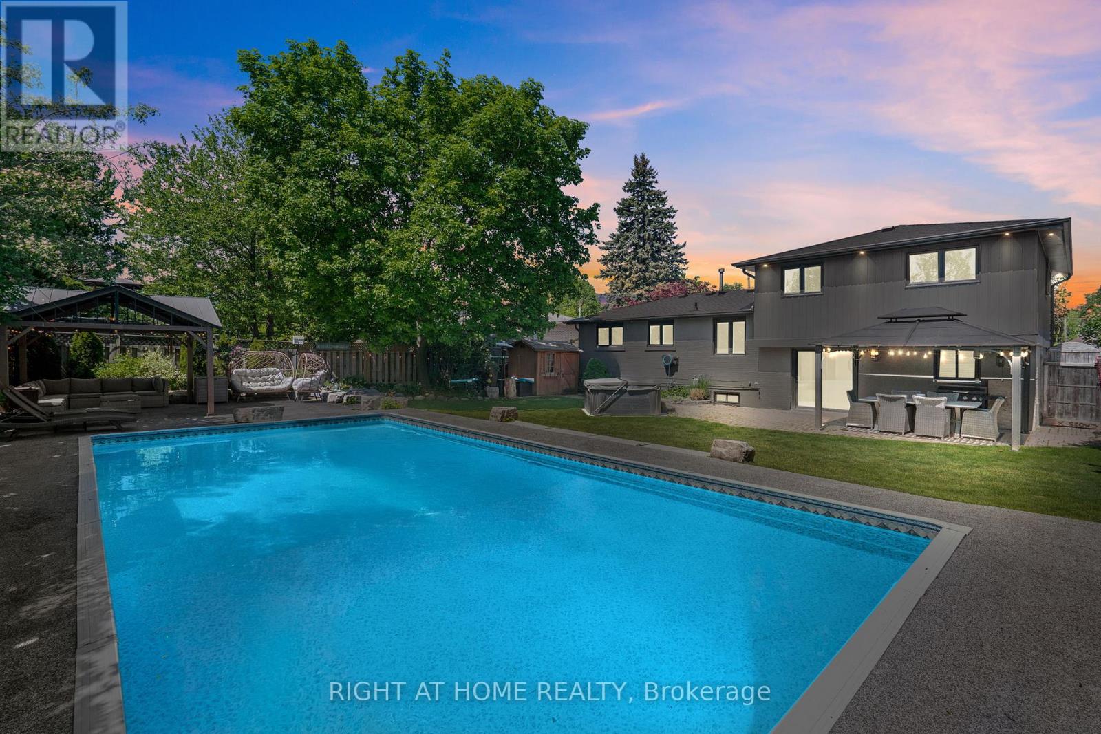 45 IRWIN CRESCENT - 40